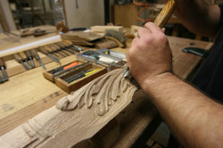Ébéniste pour un travail de bois précieux et des finitions impeccables pour la création de pièces uniques  