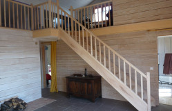 Fabrication d'escalier en bois tournant sur-mesure répondant à l'esthétique et à l'architecture de la pièce  