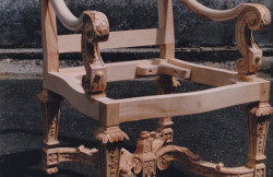 Restauration de meubles anciens avec remplacement des pièces abîmées  